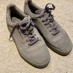 Adidas calabas women’s shoes sz 8. Excellent condition. Worn once